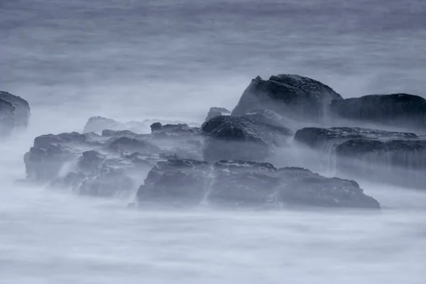 夕暮れ時の海の岩 長時間露光 — ストック写真