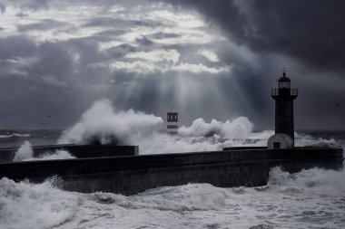 Porto, Portekiz 'de Douro Nehri' nin ağzında fırtınalı bir gece. Siyah ve beyaza dönüştü. Ton mavisi.