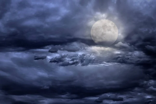 Belle Pleine Lune Dans Une Nuit Couverte — Photo