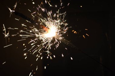 Yanan maytap siyah arkaplanda izole edildi