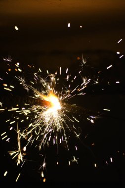 Yanan maytap siyah arkaplanda izole edildi