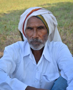 Tikamgarh, Madhya Pradesh, Hindistan - 01 Kasım 2019: Geleneksel Hint köyü elbiseli yaşlı adam.