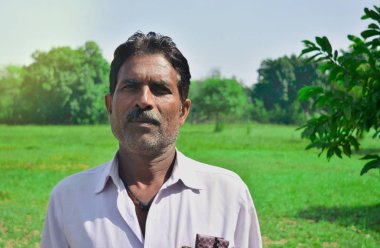 Madhya Pradesh, Hindistan - 01 Kasım 2019: Tikamgarh, Madhya Pradesh, Hindistan 'da geleneksel kostümlü Hintli adam portresi.