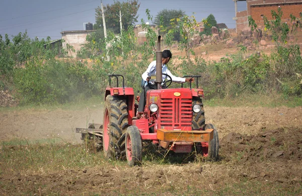 Tikamgarh Madhya Pradesh Hindistan Kasım 2019 Traktörlü Hintli Çiftçi Harrow — Stok fotoğraf