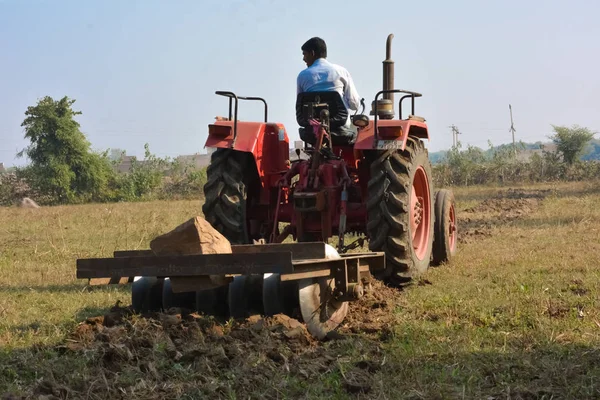 Tikamgarh Madhya Pradesh India Noviembre 2019 Agricultor Indio Con Tractor —  Fotos de Stock