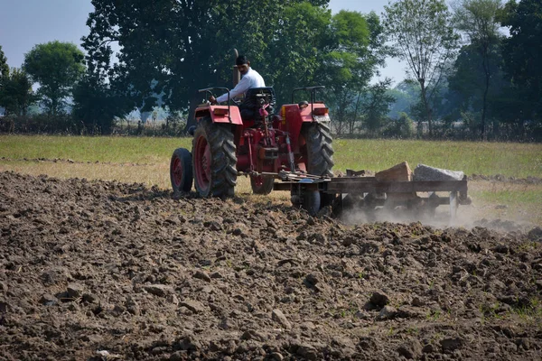 Tikamgarh Madhya Pradesh Hindistan Kasım 2019 Traktörlü Hintli Çiftçi Harrow — Stok fotoğraf