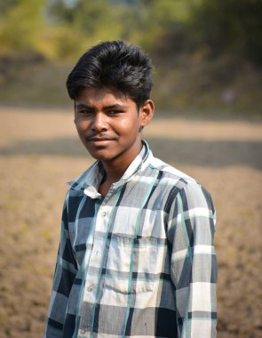 Tikamgarh, Madhya Pradesh, Hindistan - 13 Kasım 2019: Bir köyden fakir bir Hintli köylü çocuğun portresi.
