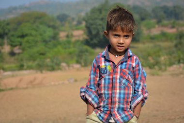 Tikamgarh, Madhya Pradesh, Hindistan - 20 Kasım 2019: Açık havada ifade eden mutlu küçük Hintli çocuk.