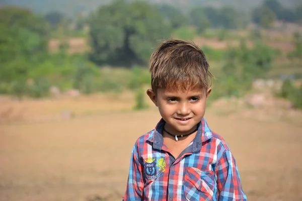 インド マディヤ プラデーシュ州ティカムガル2019年11月20日 屋外での表現を持つ幸せなインディアンの少年 — ストック写真