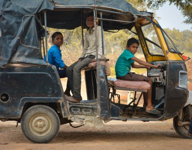 Tikamgarh, Madhya Pradesh, Hindistan - 15 Kasım 2019: Gülen yüzler, gülümseyen ve eğlenen ve kameraya bakan çocuklar.