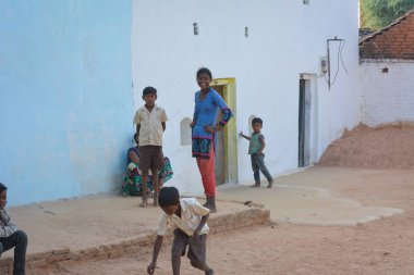 Tikamgarh, Madhya Pradesh, Hindistan - 15 Kasım 2019: Gülen yüzler, gülümseyen ve eğlenen ve kameraya bakan çocuklar.