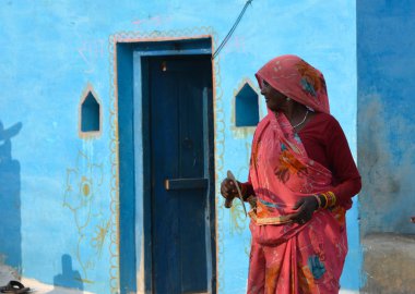 Tikamgarh, Madhya Pradesh, Hindistan - 12 Kasım 2019: Sari kostümlü geleneksel Hintli kadın, Hint kırsal kesimi.
