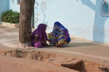 Tikamgarh, Madhya Pradesh, Hindistan - 17 Kasım 2019: Sari kostümlü geleneksel Hintli kadınlar, Hintli kırsal kesim.