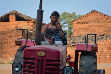 Tikamgarh, Madhya Pradesh, Hindistan - 15 Kasım 2019: Cep telefonuyla konuşan Hintli köylü çocuk.