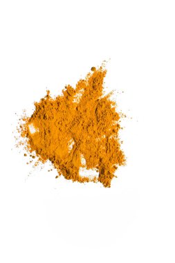 Beyaz arkaplanda izole edilmiş zerdeçal tozu