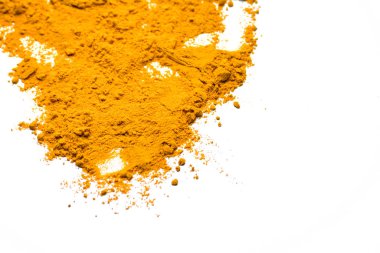 Beyaz arkaplanda izole edilmiş zerdeçal tozu