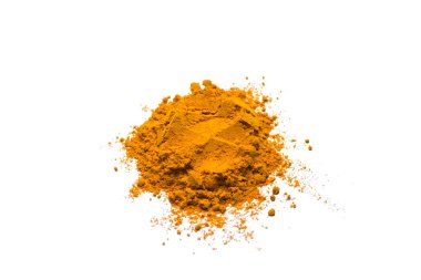 Beyaz arkaplanda izole edilmiş zerdeçal tozu