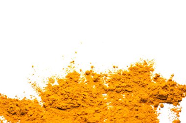 Beyaz arkaplanda izole edilmiş zerdeçal tozu