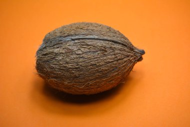 Turuncu arka planda hindistan cevizi