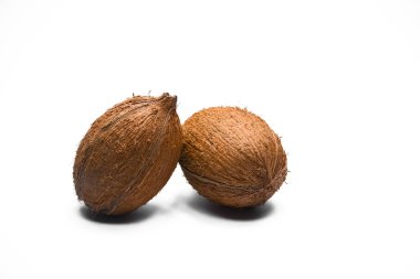 Beyaz arkaplanda tüm hindistan cevizi izole