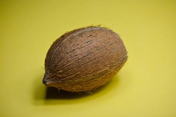 Kokosový Ořech Žluté Barvě Pozadí — Stock fotografie