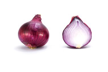 Beyaz arkaplanda izole edilmiş taze kırmızı soğan