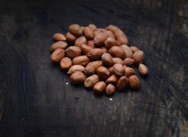 Eski ahşap arka planda yer fıstığı ya da Arachis hipogaea