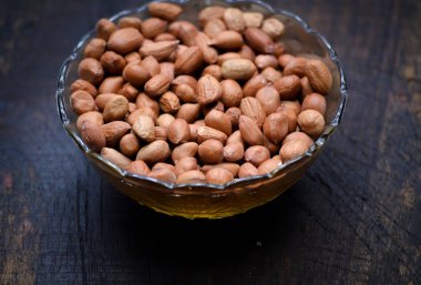 Eski ahşap arka planda yer fıstığı ya da Arachis hipogaea