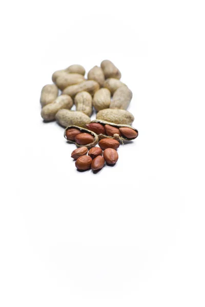 Nahaufnahme Von Geschälten Erdnüssen Und Geknackten Erdnüssen Isoliert Auf Weißem — Stockfoto