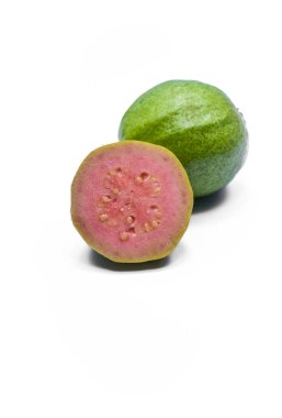 Guava meyvesi beyaz arkaplanda izole