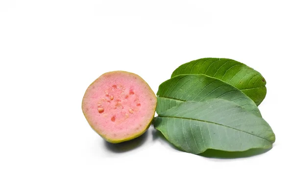 Beyaz Zemin Üzerinde Yaprak Izole Taze Guava — Stok fotoğraf