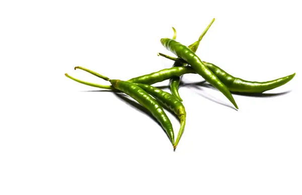 Verse Groene Chili Pepers Geïsoleerd Witte Achtergrond — Stockfoto