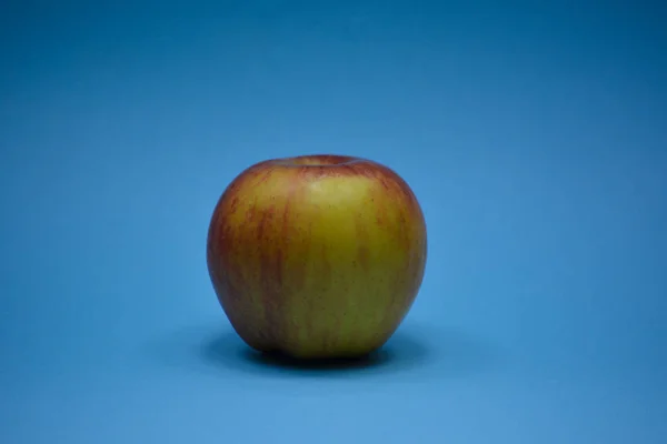 Äpple Blå Bakgrund — Stockfoto