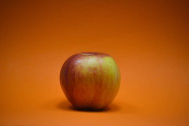 Turuncu arka planda taze elma