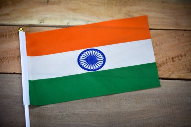 Eski ahşap arka planda Hindistan bayrağı