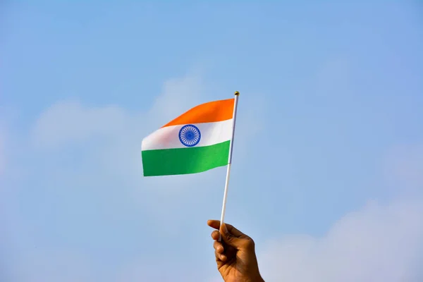 Mano Sosteniendo Bandera India Sobre Fondo Azul Del Cielo — Foto de Stock