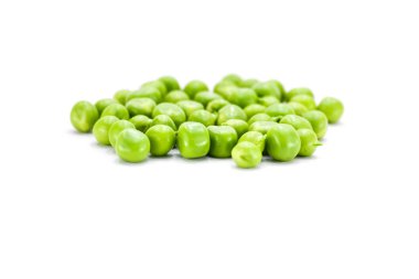 Beyaz arkaplanda taze yeşil bezelyeler.