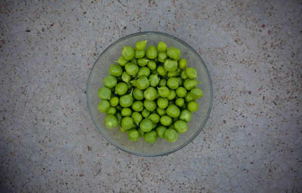 Свіжий Зелений Горох Скляній Мисці — стокове фото