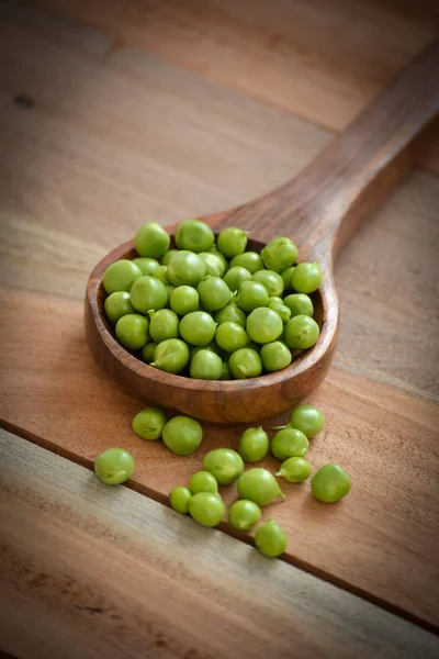 Verse Groene Erwten Houten Lepel — Stockfoto