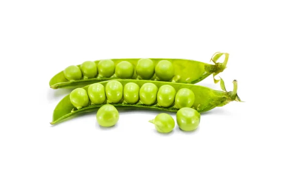 白い背景に隔離された新鮮な緑のエンドウ豆 — ストック写真