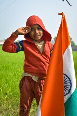 Tikamgarh, Madhya Pradesh, Hindistan - 22 Ocak 2020: Kimliği belirsiz Hindistan köyü küçük çocuğu.