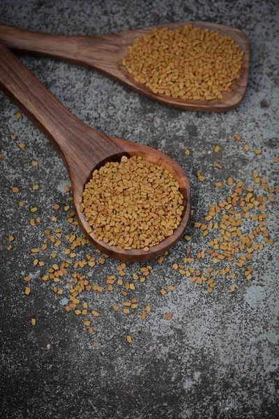 木のスプーンでフェヌグ リーク種子 — ストック写真