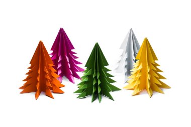 Beyaz arkaplanda izole edilmiş kağıt noel ağaçları
