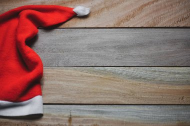 Noel Baba 'nın kırmızı şapkası ahşap arka planda.