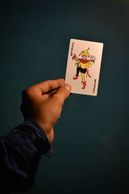 Tikamgarh, Madhya Pradesh, Hindistan - 15 Aralık 2019: Kart oynayan joker.