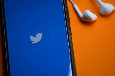 Tikamgarh, Madhya Pradesh, Hindistan - 17 Aralık 2019: Akıllı telefon ekranında ve kulaklıklarda Twitter logosu. Twitter, mikroblog ve ağ iletişimi için bir sosyal medya hizmetidir..