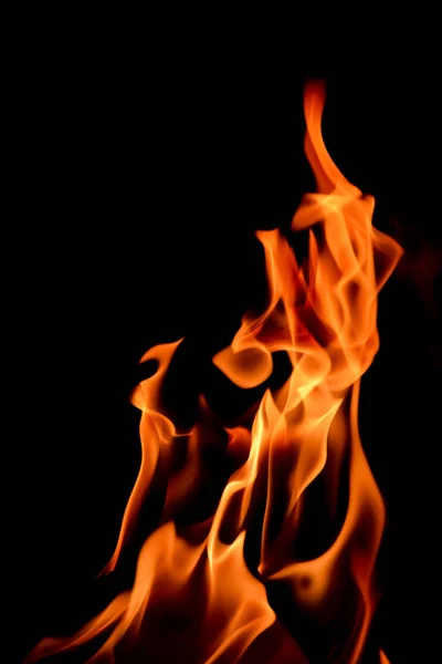 Yangının Yakın Plan Görüntüsü Siyah Zemin Üzerinde — Stok fotoğraf