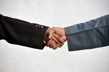 İş ve ofis kavramı - İki kendine güvenen iş adamı toplantı sırasında el sıkışıyor