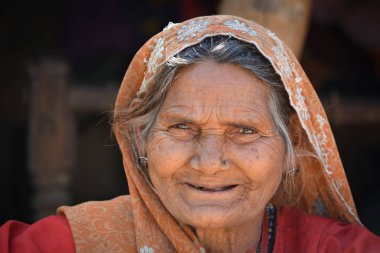 Tikamgarh, Madhya Pradesh, Hindistan - 3 Şubat 2020: Köyündeki yaşlı bir Hintli kadının yakın plan portresi.