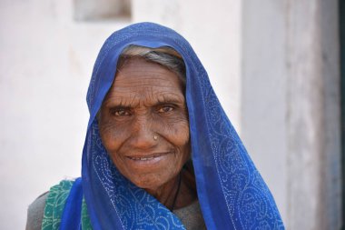 Tikamgarh, Madhya Pradesh, Hindistan - 08 Şubat 2020: Köyündeki yaşlı bir Hintli kadının yakın plan portresi.